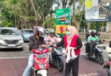Ikatan Pekerja Sosial Masyarakat Sumbar Bagikan Ribuan Masker