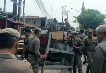 Satpol PP Padang Tertibkan Lapak PKL, Buka Lahan untuk Drainase dan Trotoar