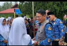 Padang Pariaman Salurkan 10.672 Setel Seragam Sekolah Gratis