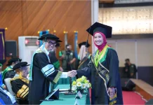 Unand Lepas Lulusan, Rektor Ingatkan Pentingnya Menjaga Almamater