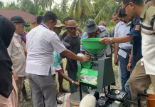 Pengabdian UNP Dorong Kesejahteraan Petani dengan Mesin Polisher Padi