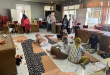 UNP Dorong Kemandirian Ekonomi Warga Limo Kaum lewat Pelatihan Menjahit
