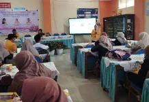 Guru Bahasa Inggris dan Pokdarwis Dibekali Pembelajaran English For Tourism