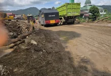 BPJN Sumbar Bersihkan Material Galodo di Ruas Jalan Arosuka