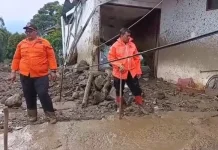 BPBD Padang Kerahkan Personel Bantu Korban Galodo Arosuka