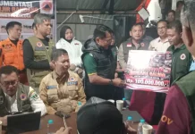 Bupati Padang Pariaman Serahkan Bantuan untuk Korban Galodo di Kabupaten Solok