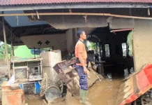 Joni Anwar Bertahan di Balkon saat Galodo Solok Terjang Rumahnya