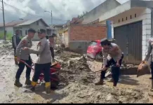 Polres Solok Kota Bantu Warga Bersihkan Rumah Pascabencana di Arosuka