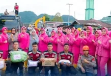 Bhayangkari Polda Sumbar Bantu Pengungsi Banjir Bandang di Kabupaten Solok