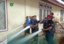 Satpol PP Damkar Padang Panjang Bantu Pemulihan Pascabencana di Kabupaten Solok