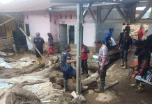 Satpol PP Damkar Padang Panjang Bantu Pemulihan Galodo di Kabupaten Solok