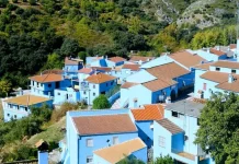 Júzcar, Desa Biru Spanyol yang Berawal dari Promosi Film Smurf