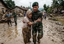 Uluran Tangan Prajurit TNI Menguatkan Lansia Terdampak Bencana