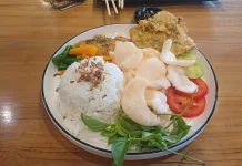 Kriuk Kerupuk yang Bikin Makan Nikmat