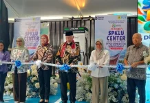 Gubernur Resmikan Tempat Pengisian Kendaraan Listrik Pertama Sumbar