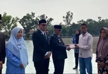 Warga Pasbar Terima Buku Tabungan Bantuan Usaha