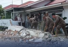 Pagar Makan Badan Jalan, Penertiban Berujung Bentrok di Padang