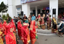 Pemko Pariaman Lestarikan Baju Kuruang Basiba lewat Karnaval Literasi Budaya
