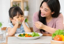 Bukan Dipaksa, Ini Cara Bikin Anak Mau Makan Sayur