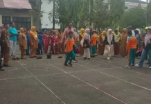 Siswa SD di Pasaman Meriahkan HUT ke-81 lewat Lomba Tangkap Belut