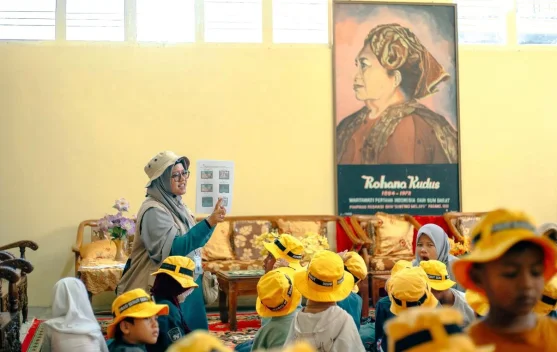 Roehana Koeddoes: Mata Pena dan Ujung Benang yang Membungkam Gelap Lorong Literasi