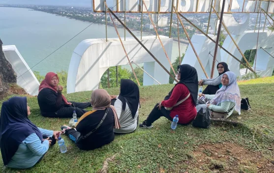 Menjejak Gunung Padang, Menyapa Kota dari Ketinggian