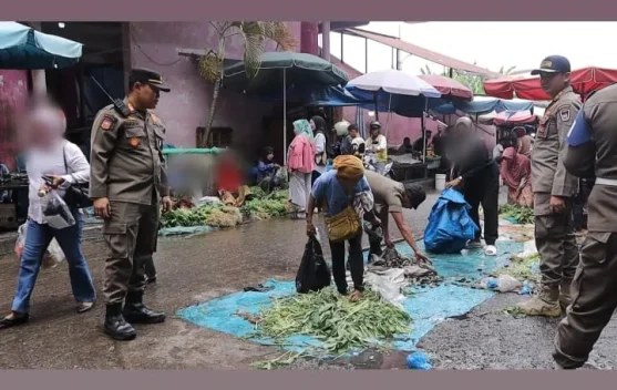 Satpol PP Padang Tertibkan Pedagang Bandel di Pasar Raya Padang