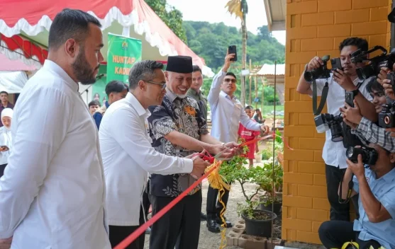 Gubernur Sumbar Bersama Ketum KADIN Resmikan 10 Unit Huntap untuk Korban Banjir
