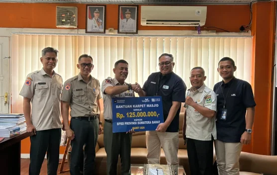 PT TASPEN Padang Serahkan Bantuan Karpet Masjid Senilai Rp125 Juta