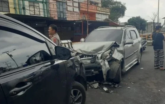 Dua Minibus 'Adu Banteng' di Flyover Bukittinggi