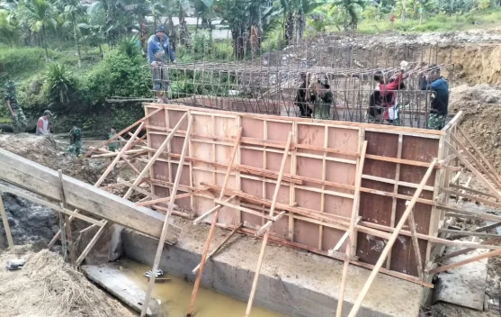 Satgas TNI AD Rampungkan Tahap Besi dan Begisting Tiang Jembatan di Mentawai