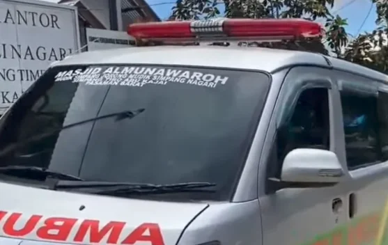 Dermawan Tongar Berikan Ambulans Dana Pribadi pada Warga Pasaman Barat