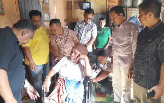 Dinsos Sumbar Salurkan Banpres bagi Kelompok Rentan Terdampak Bencana di Pasbar