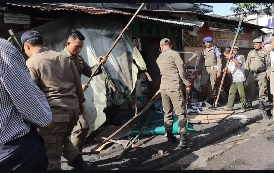 Satpol PP Padang Bongkar Warung Liar di Trotoar Kecamatan Padang Utara
