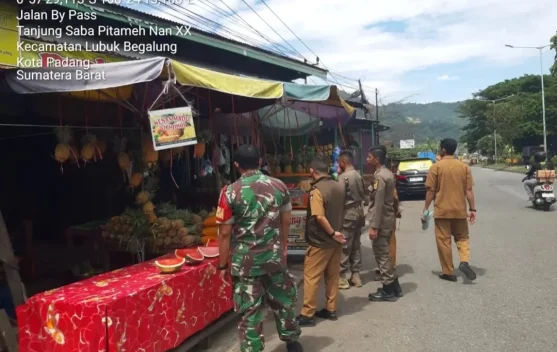 Satpol PP Tertibkan Pedagang yang Gunakan Badan Jalan di Lubuk Begalung Padang