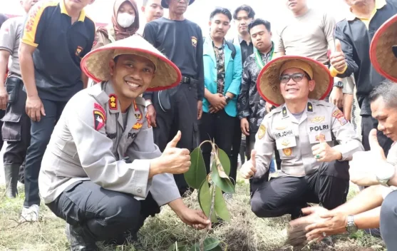 Polres Tanah Datar Lanjutkan Aksi Penanaman Pohon Tahap Kedua