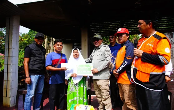 Bupati Eka Putra Serahkan Bantuan Baznas untuk Keluarga Korban Kebakaran