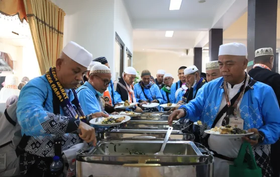 Wali Kota Solok Jamu Jemaah Haji Kloter 09 dengan Masakan Minang di Asrama Haji