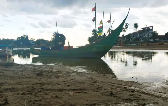Endapan Lumpur di Muara Ulak Karang Hambat Aktivitas Nelayan