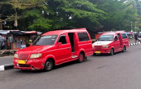 Angkot Masih Jadi Andalan Warga Padang di Tengah Gempuran Transportasi Online