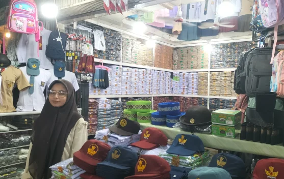 Libur Sekolah Tiba, Penjualan Seragam Belum Terlihat di Pasar Raya Padang