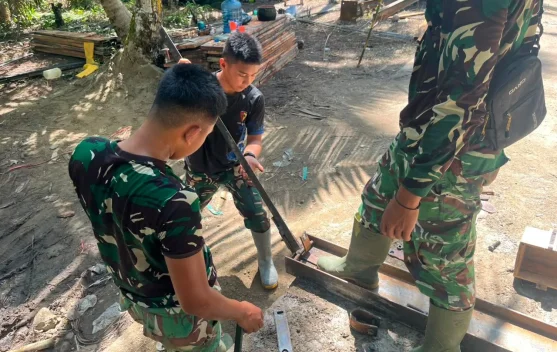 TNI dan Warga Gotong Royong Merajut Jembatan Gantung Berioulou, Mentawai