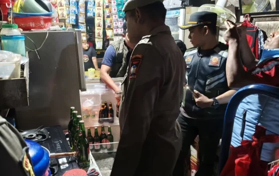 Satpol PP Padang Tertibkan Kedai Tuak di Mata Air Padang
