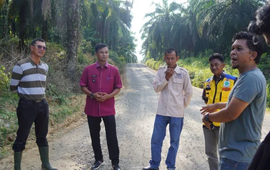 Pemkab Dharmasraya dan PT Bina Bangun Jalan Hotmix di Timpeh