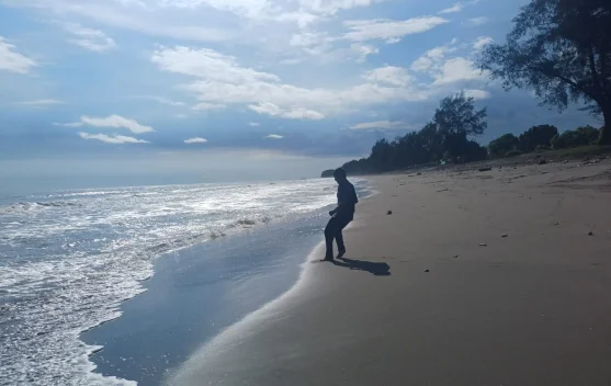 Alasan Bermain di Pantai Sepi Jauh Menyenangkan