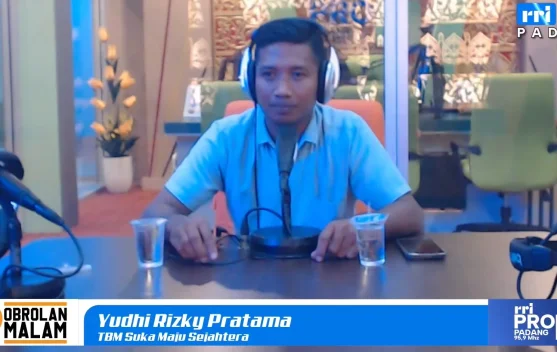 Geliat Budaya Literasi Buku dan Adat di Bawah Jembatan Pantai Purus Padang