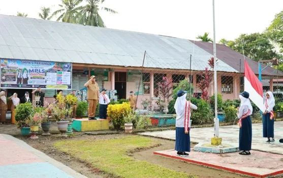 Wako Pariaman Yota Balad Pimpin Upacara Bendera di SMPN 5 Pariaman
