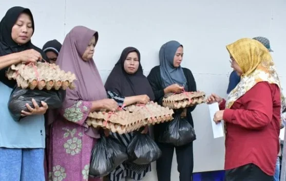 Ringankan Beban Warga, Ketua TP-PKK Agam Antar Bansos ke Huntara Tamtaman