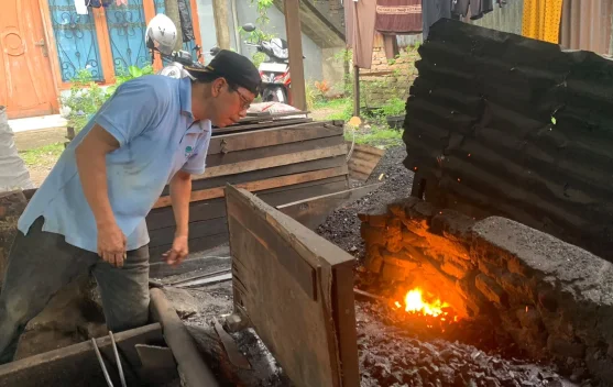 Pandai Besi di Padang Bertahan di tengah Gempuran Produk Pabrikan