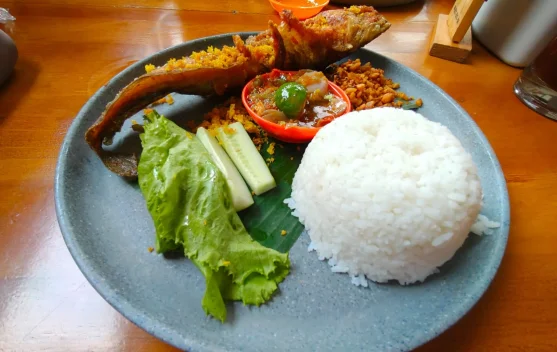 Gurih Pedas yang Menggugah Selera, Lele Crispy Sambal Pecak